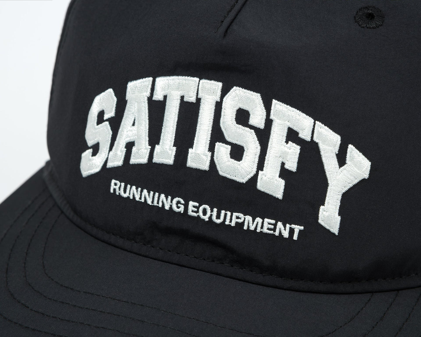 หมวกแก๊ป Flitesilk™ 5-Panel Pinch ปักโลโก้ SATISFY สีดำ ขนาดเดียว