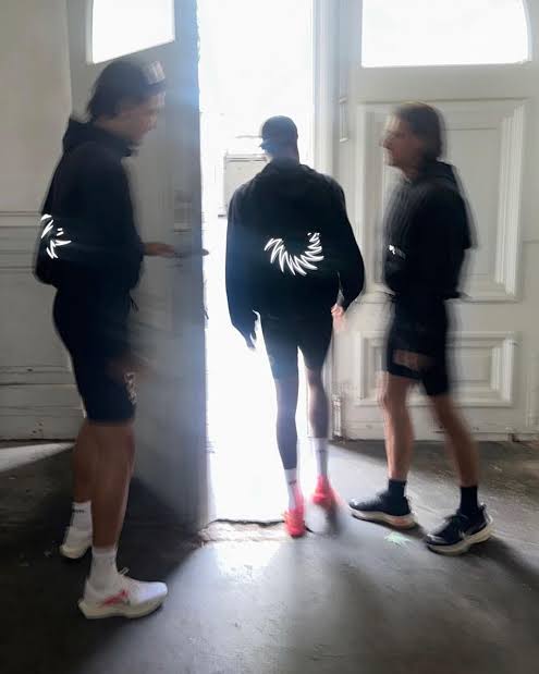 เสื้อกันลมน้ำหนักเบาพิเศษ โลโก้สะท้อนแสง สีดำ