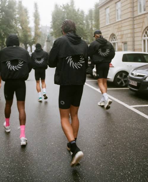 เสื้อกันลมน้ำหนักเบาพิเศษ โลโก้สะท้อนแสง สีดำ