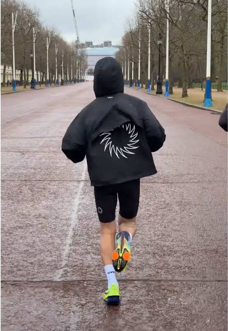 เสื้อกันลมน้ำหนักเบาพิเศษ โลโก้สะท้อนแสง สีดำ