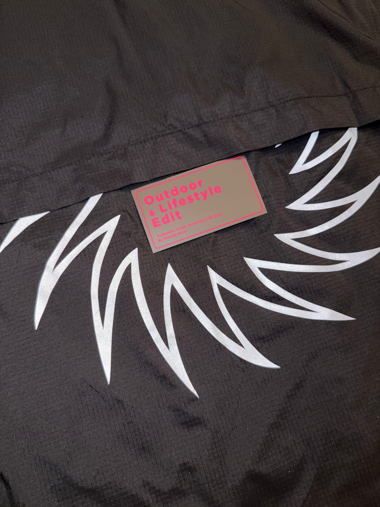 เสื้อกันลมน้ำหนักเบาพิเศษ โลโก้สะท้อนแสง สีดำ