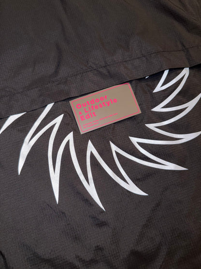 เสื้อกันลมน้ำหนักเบาพิเศษ โลโก้สะท้อนแสง สีดำ