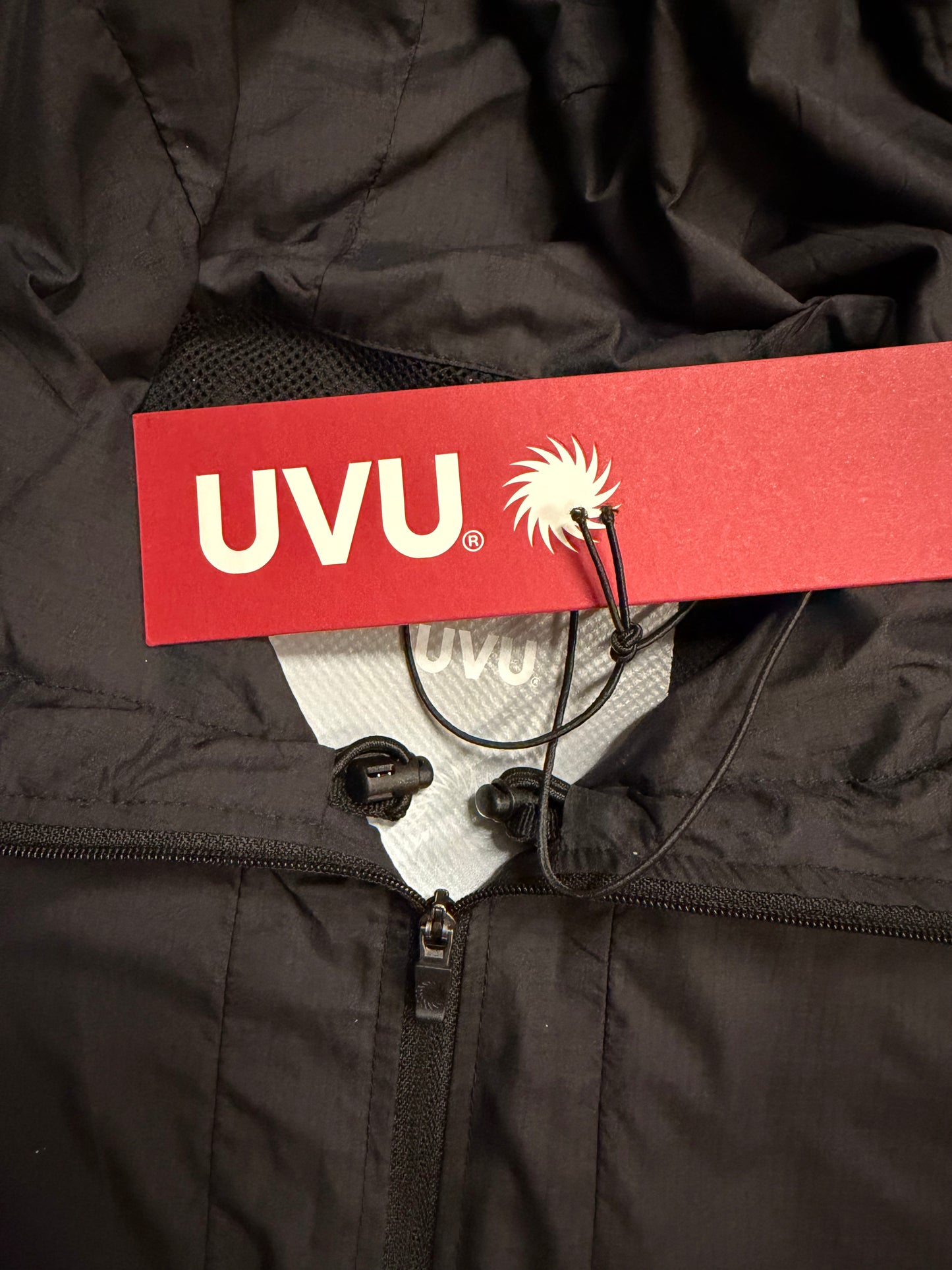 เสื้อกันลมน้ำหนักเบาพิเศษ โลโก้สะท้อนแสง สีดำ