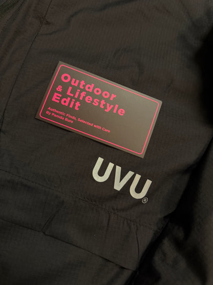 เสื้อกันลมน้ำหนักเบาพิเศษ โลโก้สะท้อนแสง สีดำ