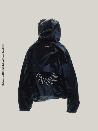 เสื้อกันลมน้ำหนักเบาพิเศษ โลโก้สะท้อนแสง สีดำ